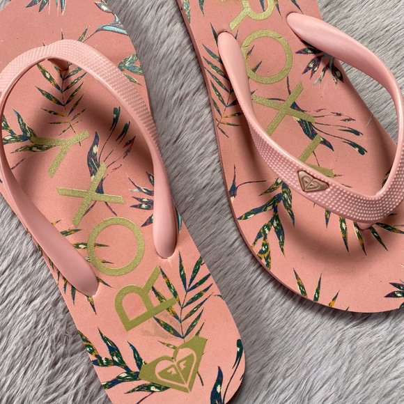 Pink Roxy flip flop sandals. - Picture 2 of 4